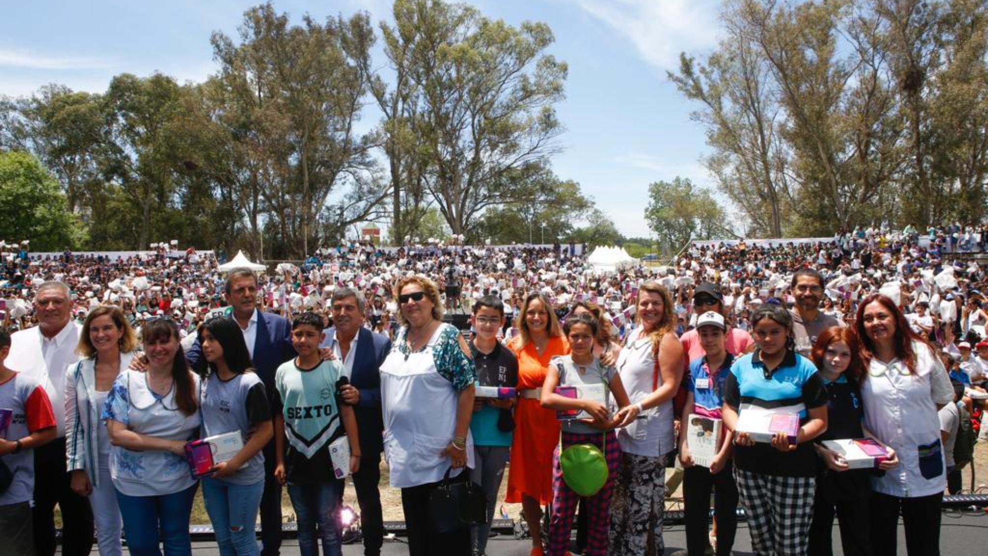 Sergio Massa destacó que “no va a quedar ni un solo chico sin su tablet en las escuelas del municipio”.