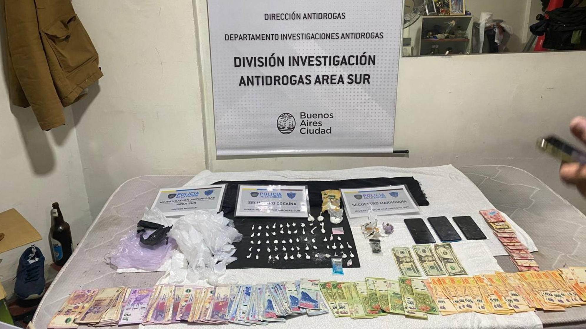 Parte de lo secuestrado en los dos allanamientos.