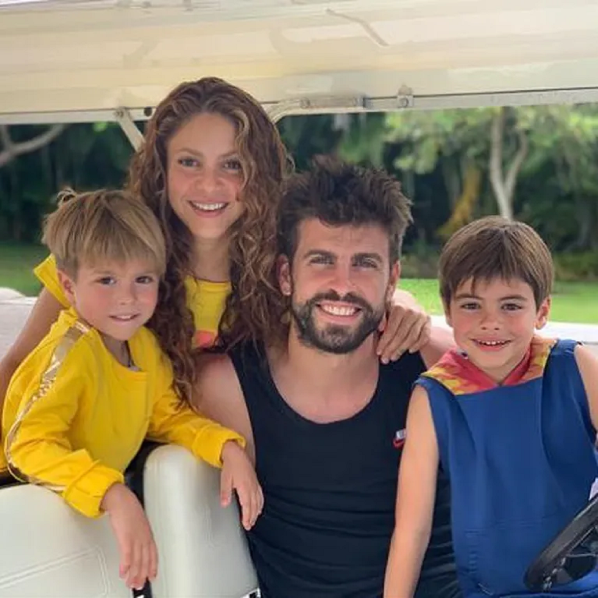 Shakira y Piqué junto a sus dos hijos, Milan y Sasha.