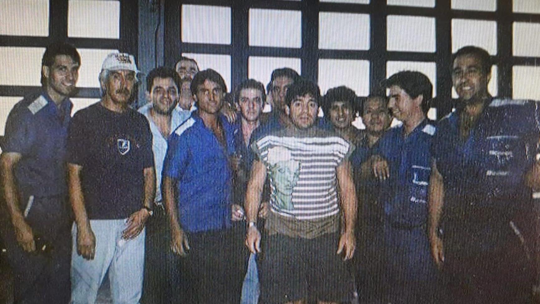 Maradona con los pibes del taller de Scania, donde fue a elegir el mítico camión de 1997 (Gentileza Sergio Busnelli).