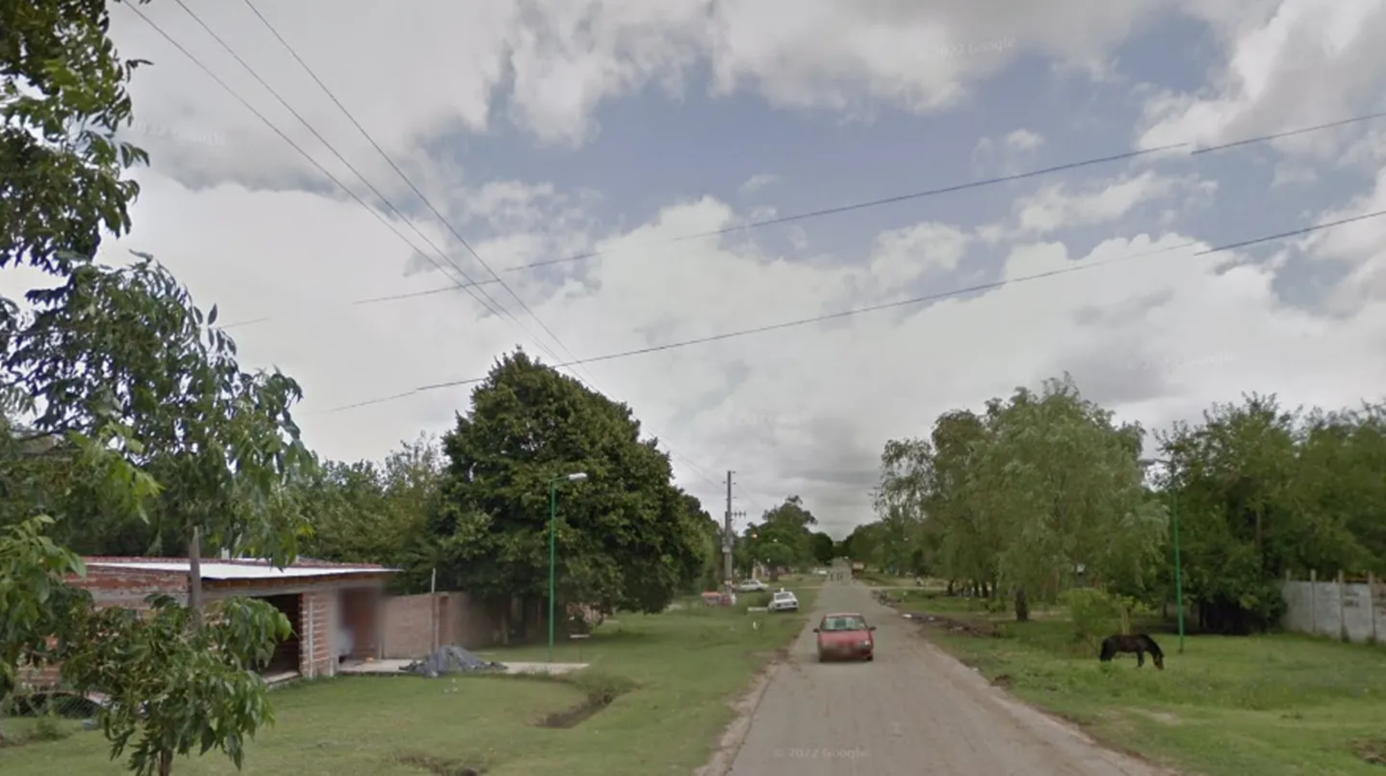 La mujer llegó a Los Hornos desde Estados Unidos y fue recibida a tiros (Google Street View).