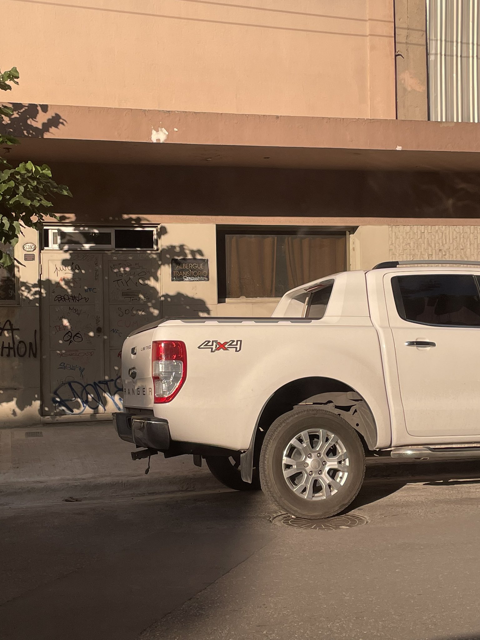 La camioneta estaba estacionada fuera del albergue transitorio.