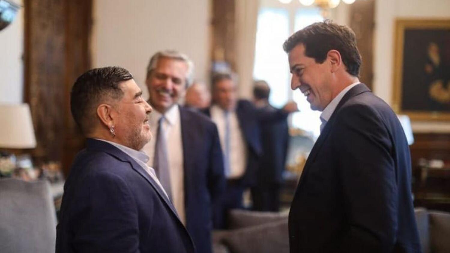 Maradona junto a Wado de Pedro y Alberto Fernández, en 2019. 