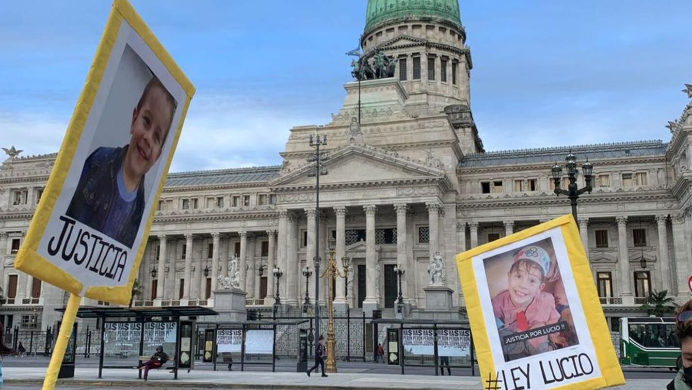 Los familiares de Lucio tomaron la palabra frente a la sede del Poder Legislativo.