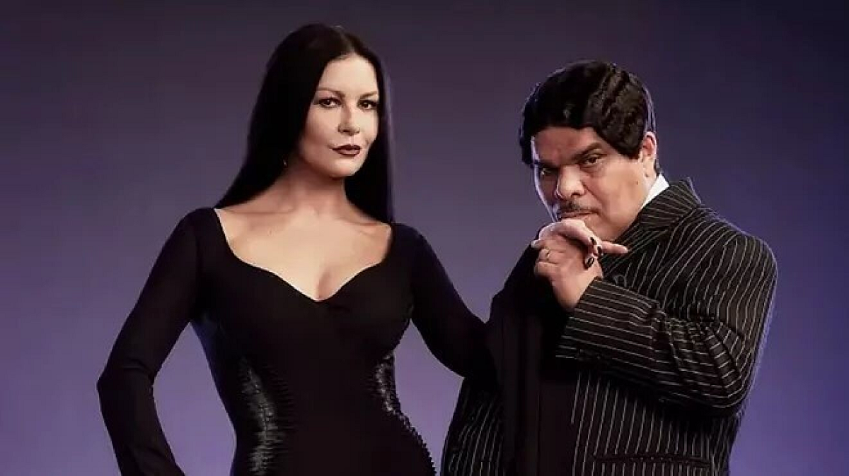 Catherine Zeta Jones y Luis Guzmán personifican a los padres de Merlina, Morticia y Homero Gómez Addams. 