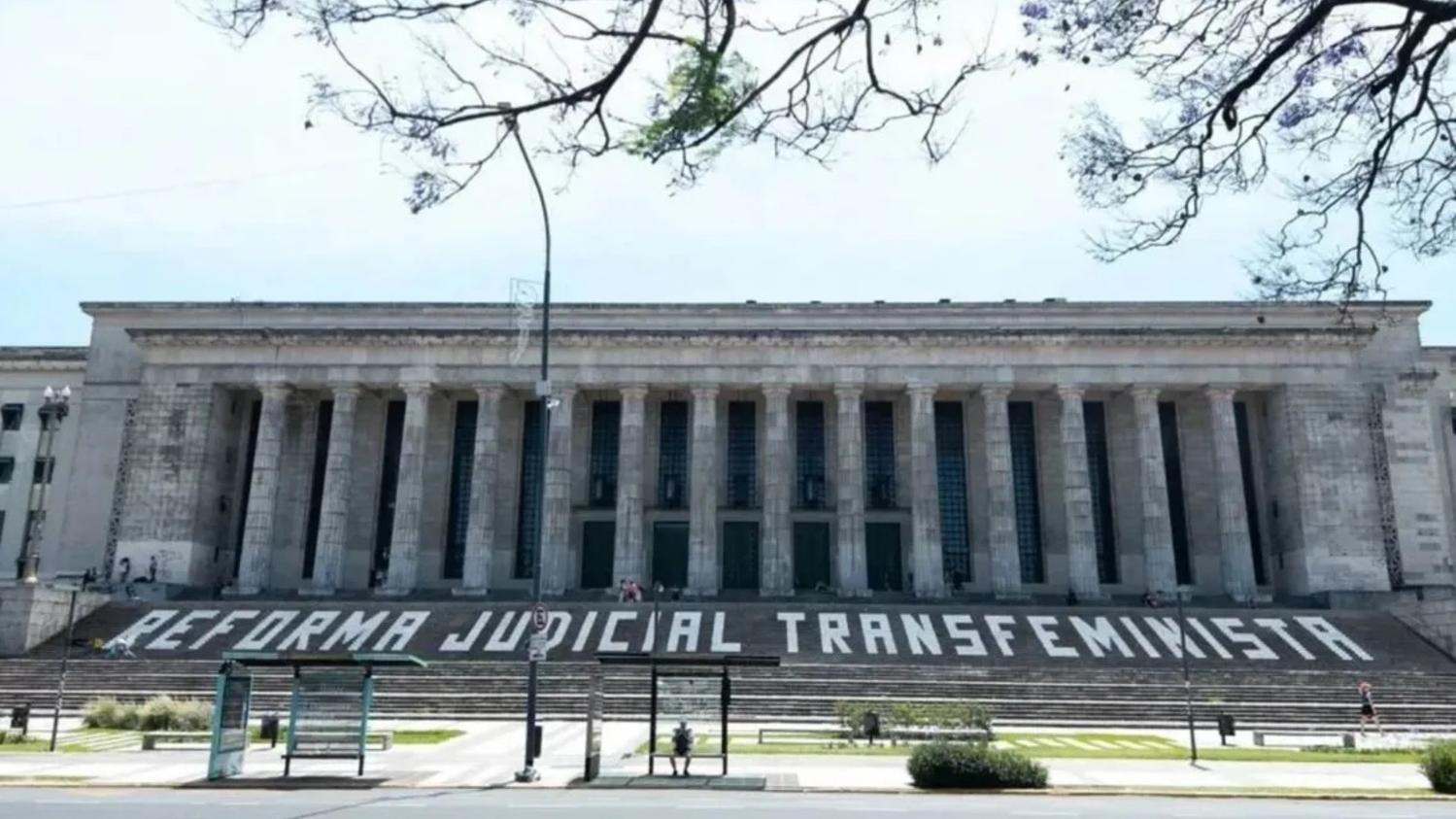 La pintada fue realizada por el colectivo transdisciplinario La Lengua en la Calle, y la actividad también contó con un taller de defensa personal.