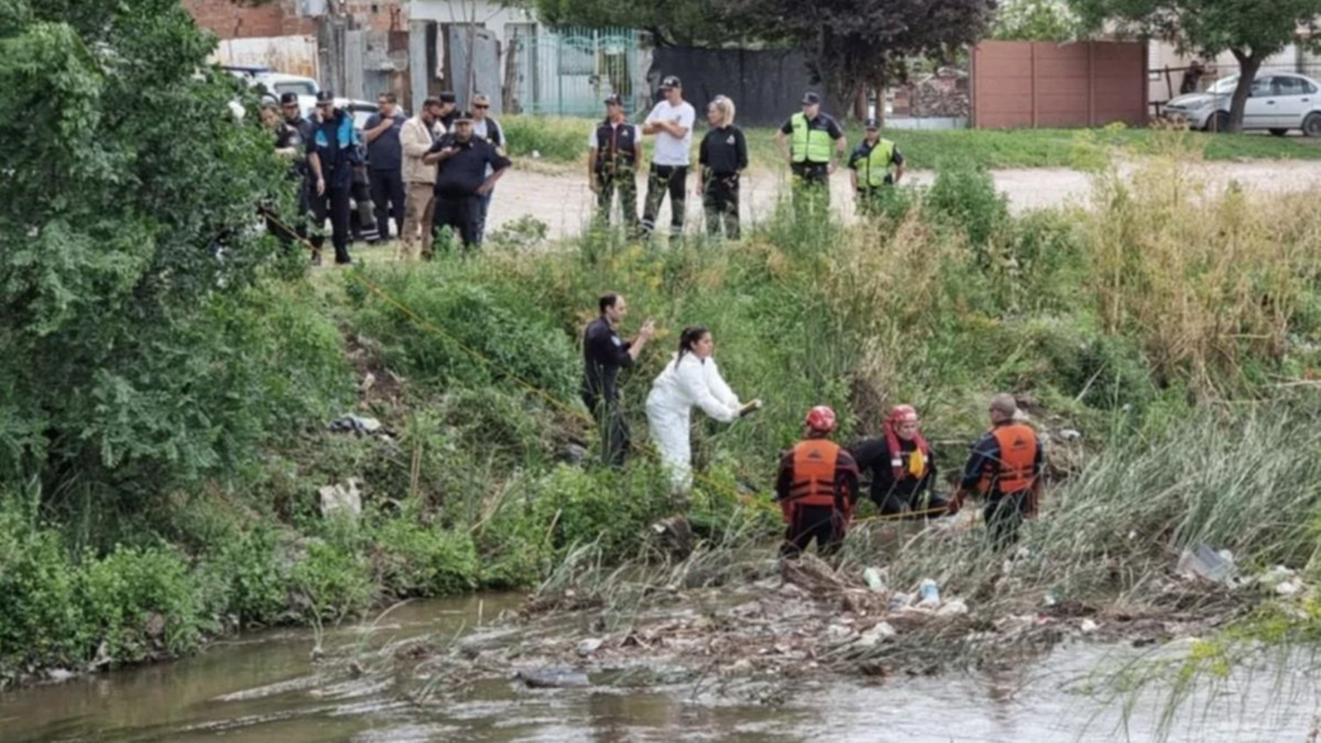 La chica de 21 años fue encontrada en el arroyo Napostá, con signos de asfixia.