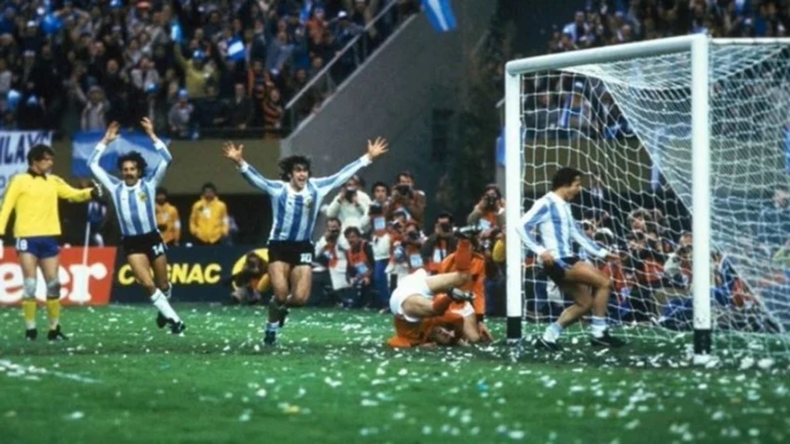 El momento posterior a que Mario Alberto Kempes marcara uno de sus dos goles en la final del Mundial Argentina 78.