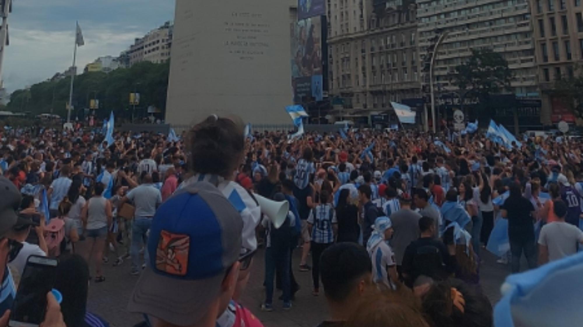 Euforia por un nuevo triunfo de la Selección argentina en el Obelisco y distintos puntos del país.