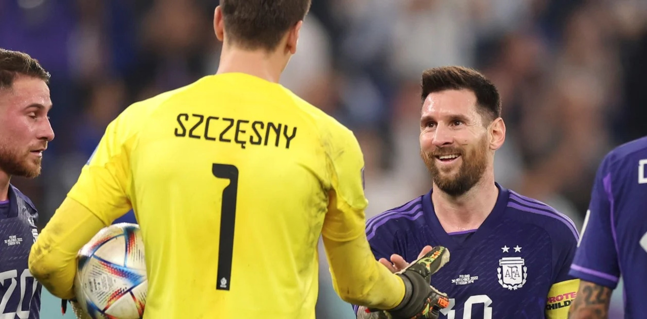 Wojciech Szczęsny saludando a Lionel Messi (Gentileza: Xinhua).