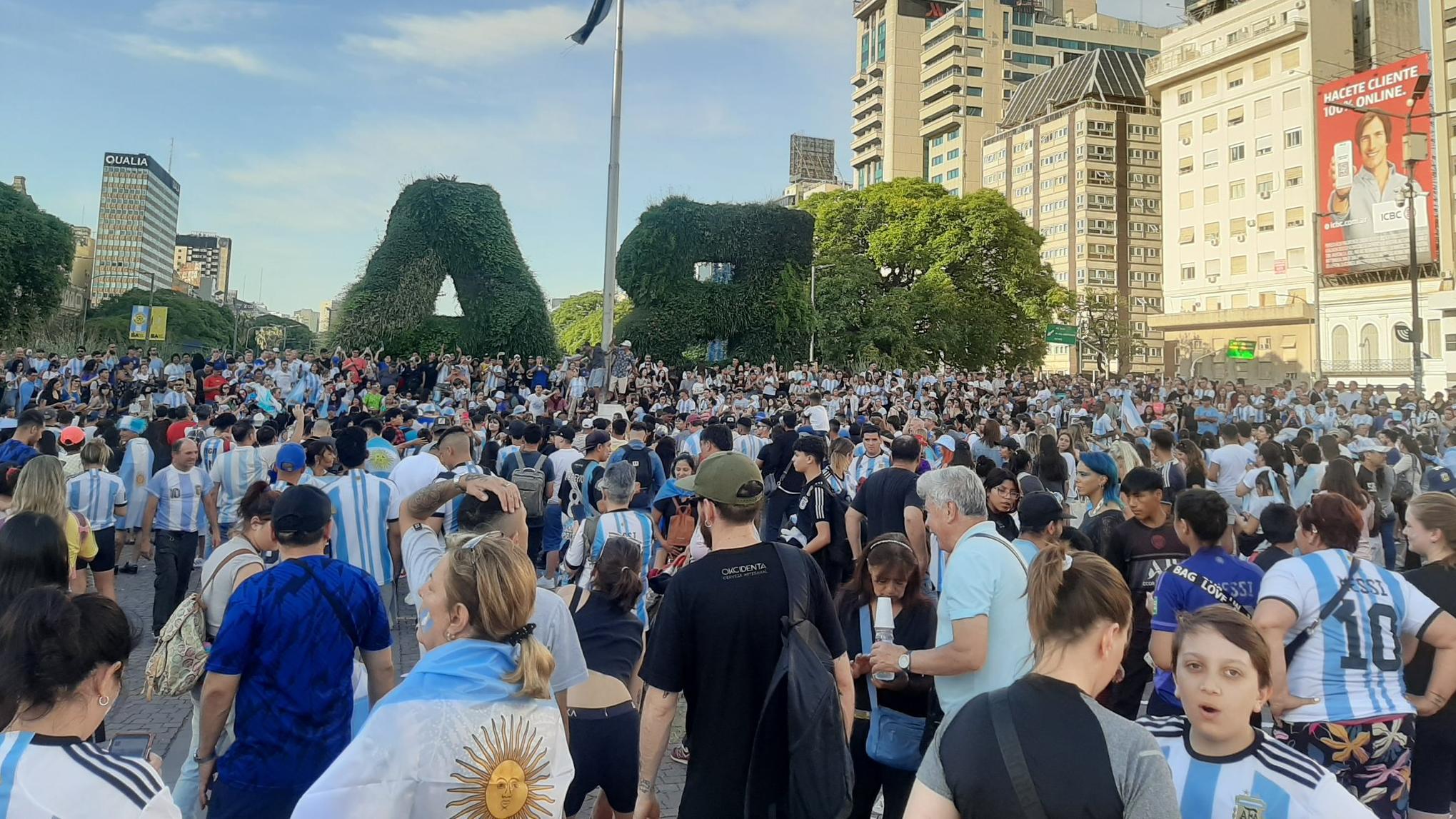 Hinchas argentinos festejan en el Obelisco.