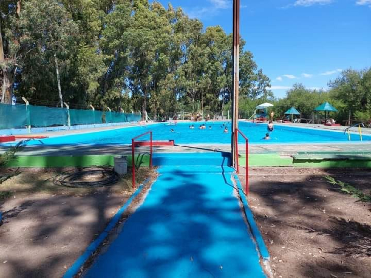 El Balneario Municipal cuenta con una gran pileta pública.