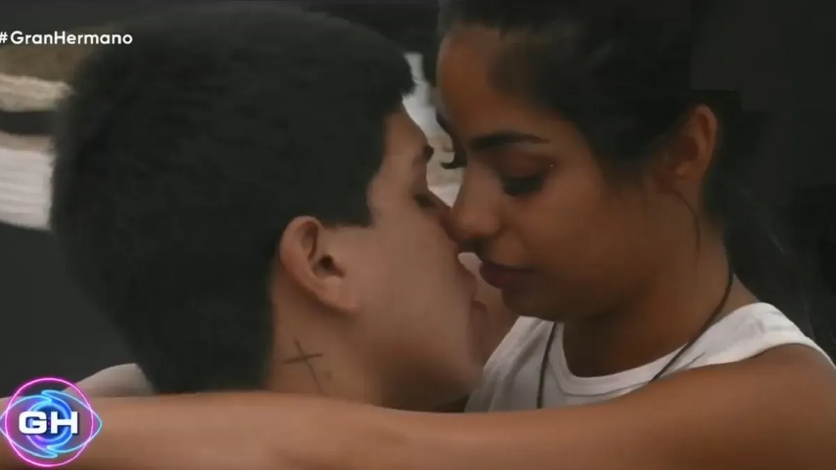 Thiago y Daniela bensandose en la casa de   <a href='https://www.cronica.com.ar/tags/Gran Hermano'>Gran Hermano</a>.