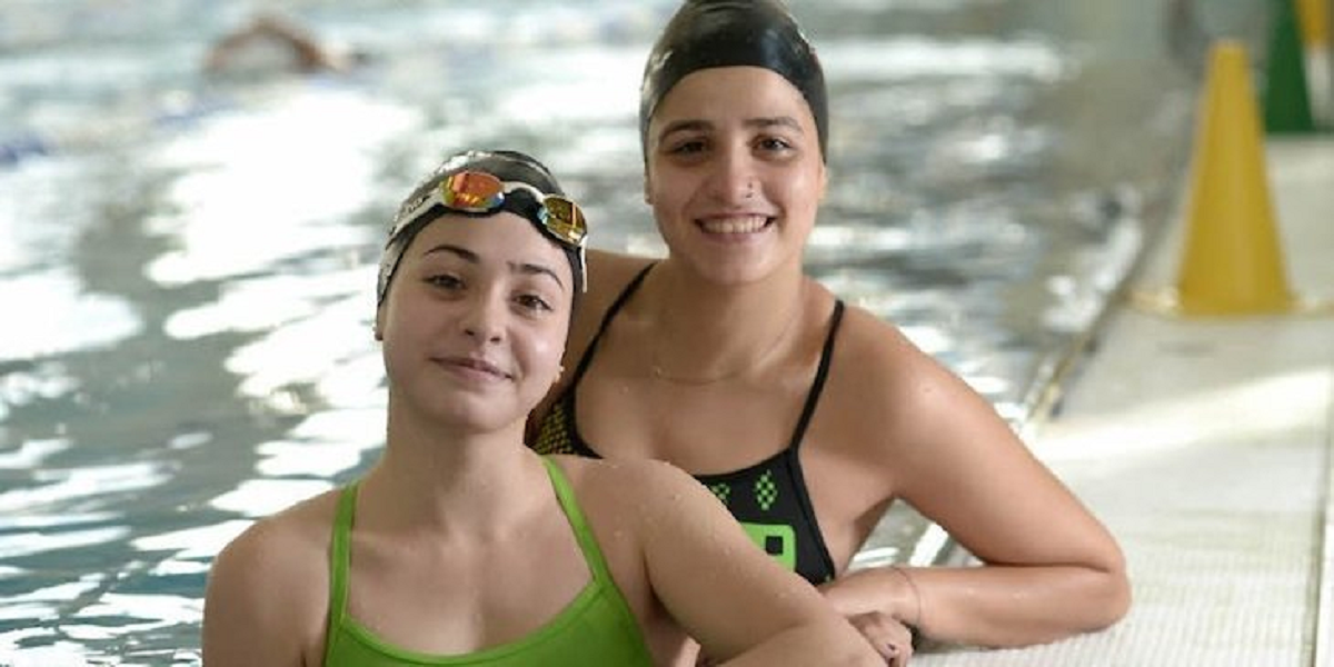 Las hermanas Yusra y Sara Mardini, quienes inspiraron la película de   <a href='https://www.cronica.com.ar/tags/Netflix'>Netflix</a> 'Las nadadoras'.