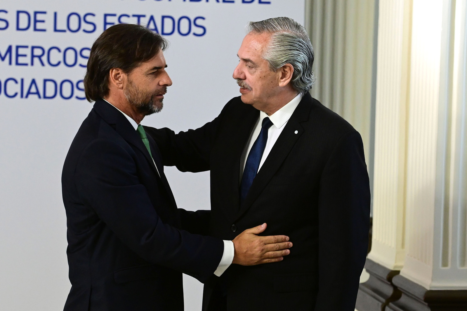 Alberto Fernández y Luis Lacalle Pou, durante la cumbre del Mercosur en Montevideo.