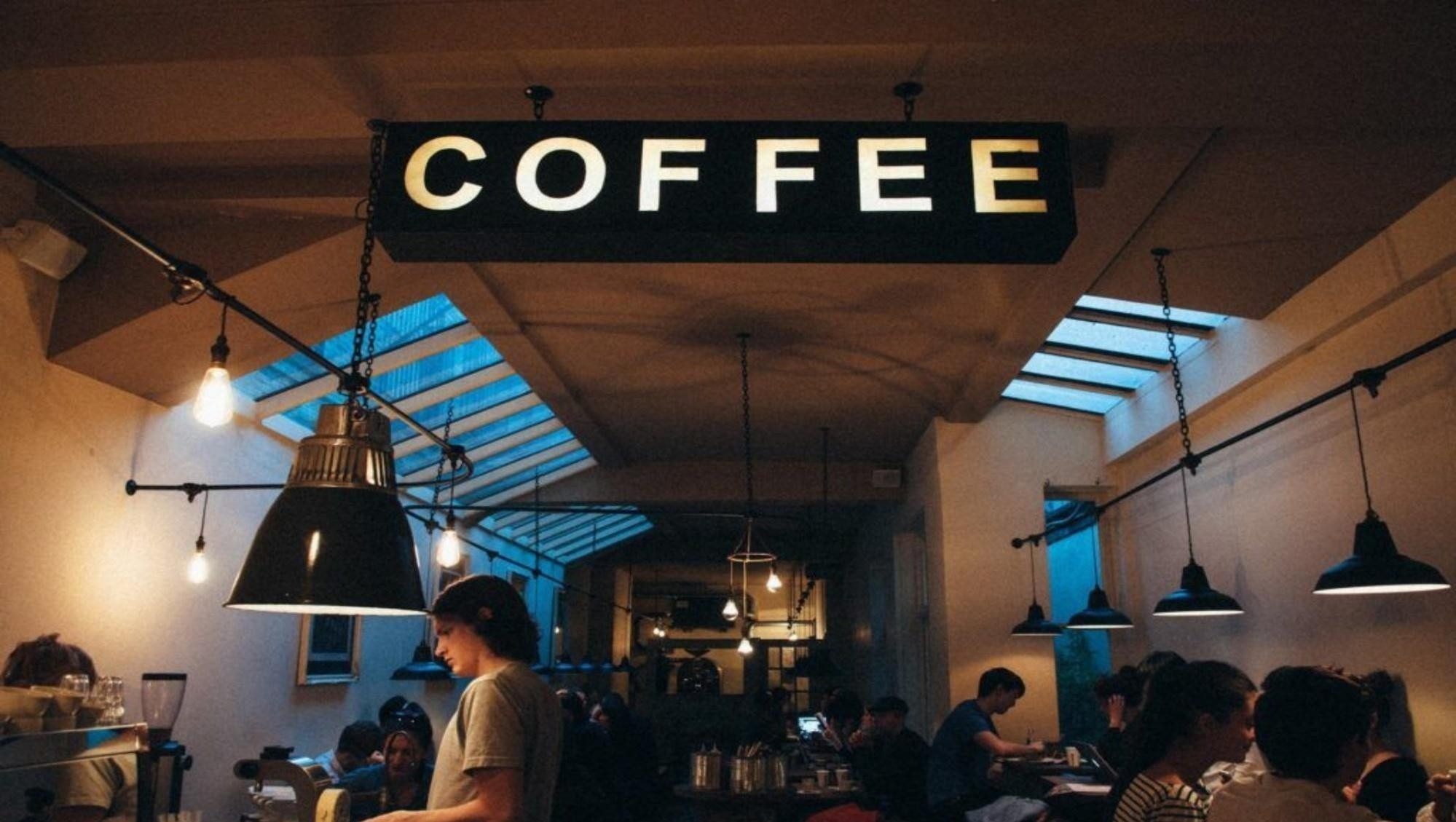 Descubrió una insólita nota en una cafetería y lo compartió en Twitter: “Nos vemos obligados a...”