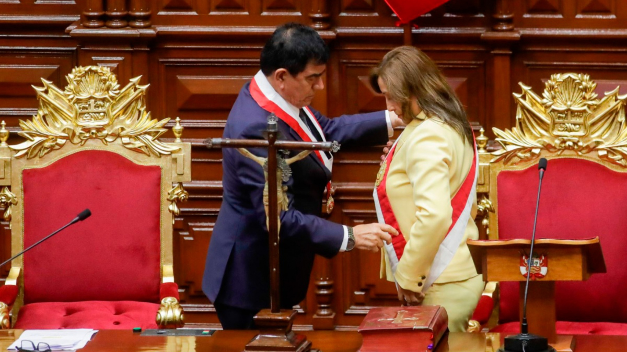 La nueva presidenta de Perú tomó juramente tras el desplazamiento de Castillo.