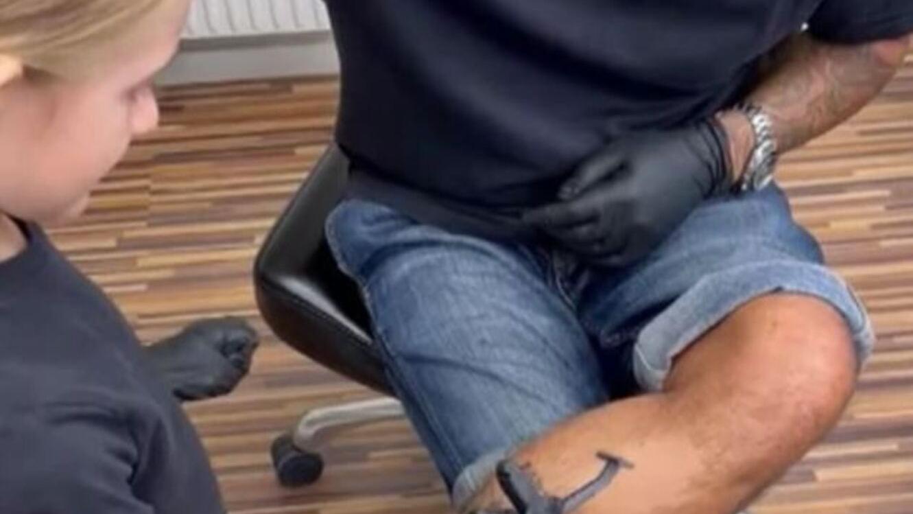 El niño metió manos a la obra y llamó la atención con su tatuaje (Captura de video).