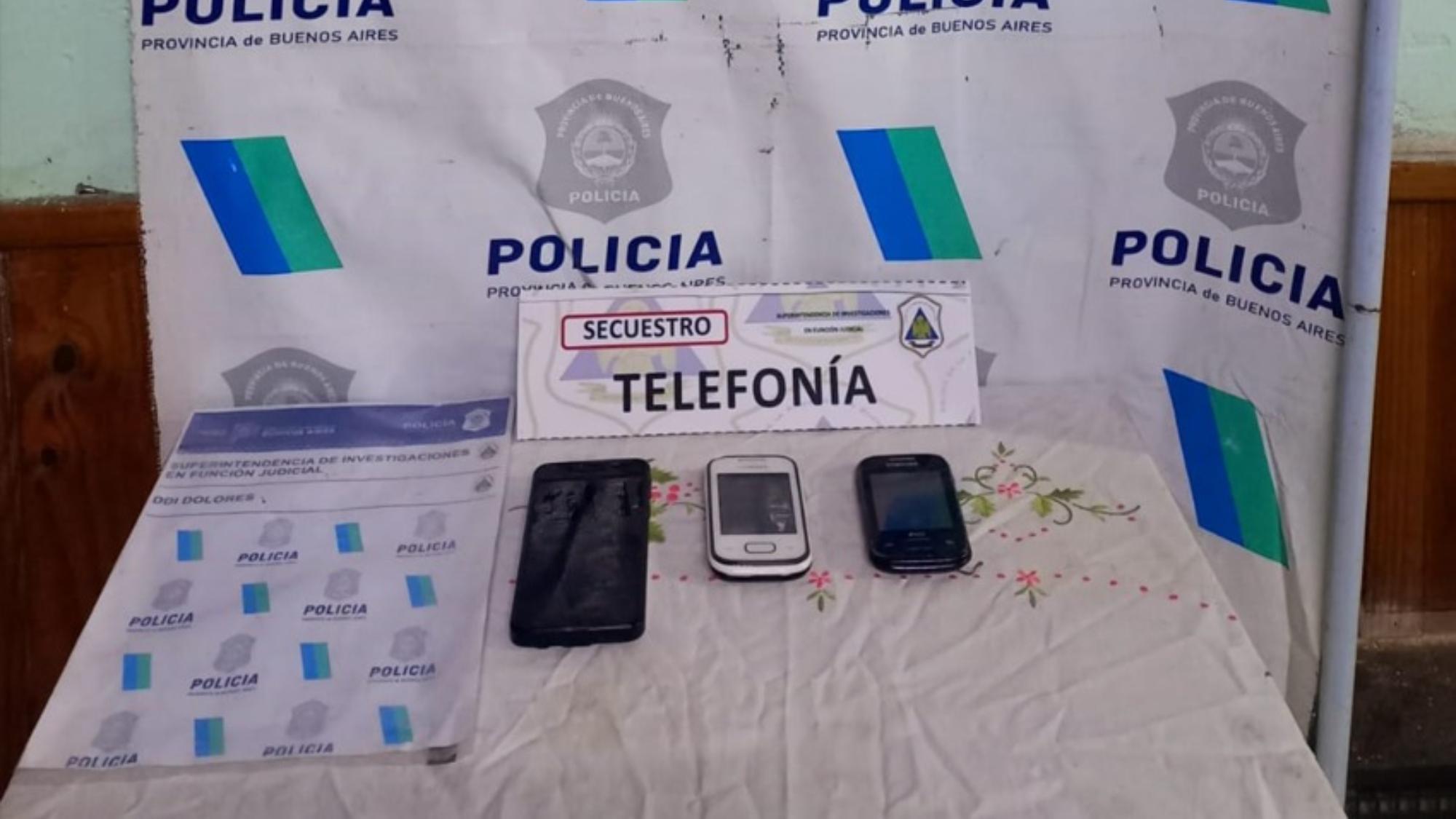 Estos son los tres celulares que fueron secuestrados por los investigadores policiales.