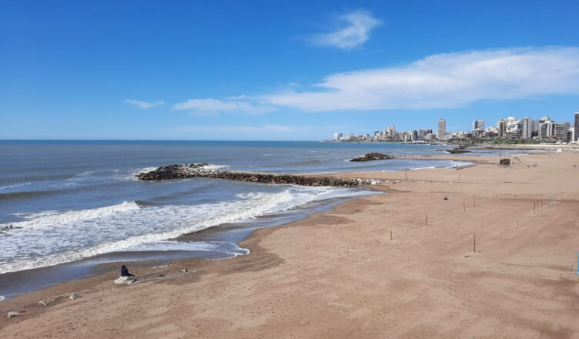 Un ciclista fue encontrado sin vida en la costa e investigan las causales de muerte.