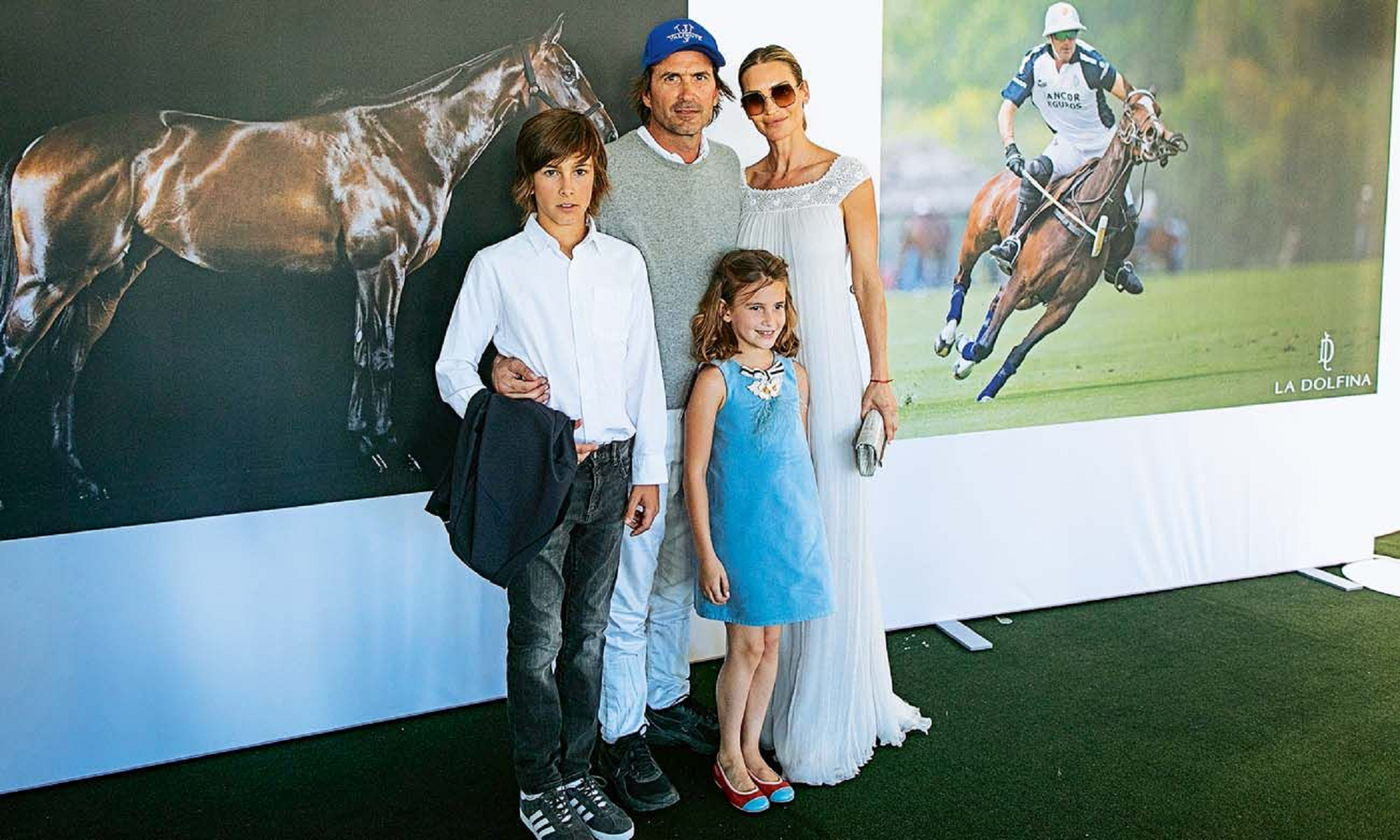 María Vázquez junto con su esposo, Adolfo Cambiaso, y dos de sus hijos.