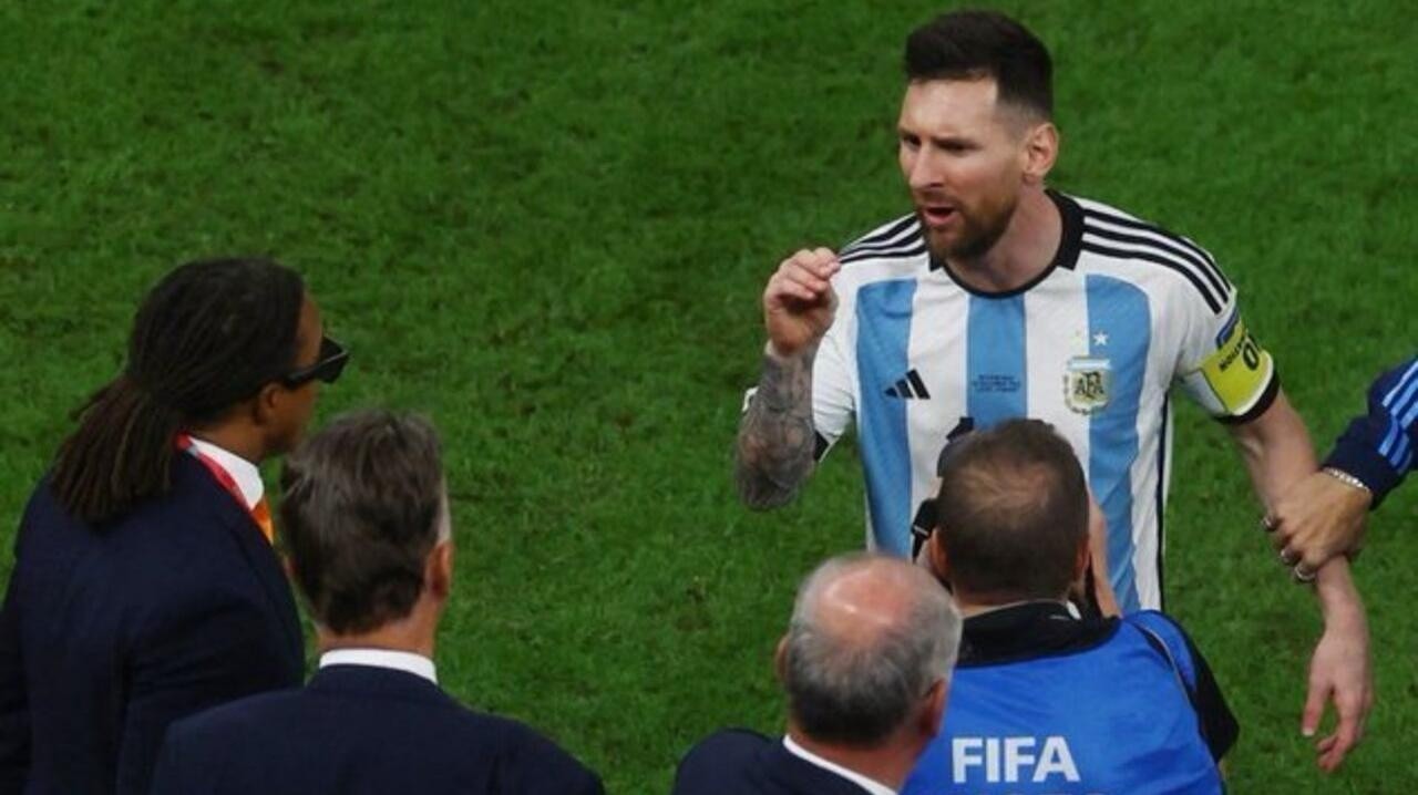 Lionel Messi contra Louis Van Gaal y Edgar Davis.