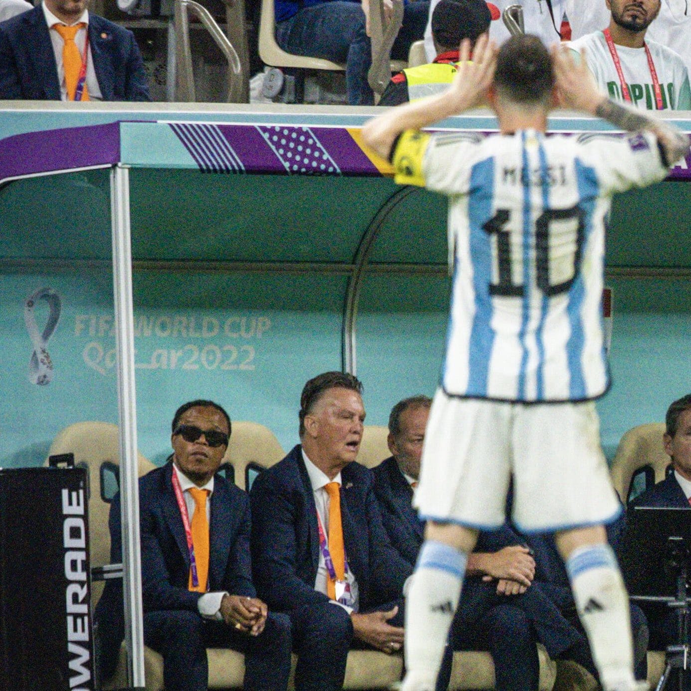 Lionel Messi festejando su penal contra el banco de suplentes de Países Bajos.