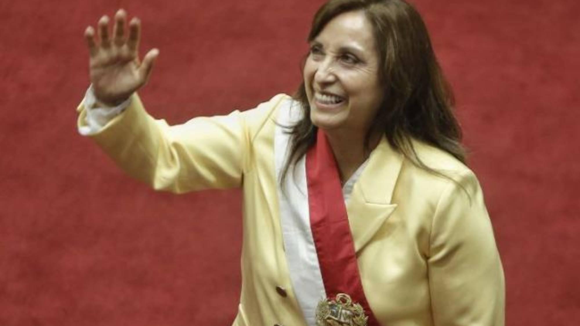 Dina Boluarte agradece la llamada de Alberto Fernández tras su llegada a la presidencia de Perú.