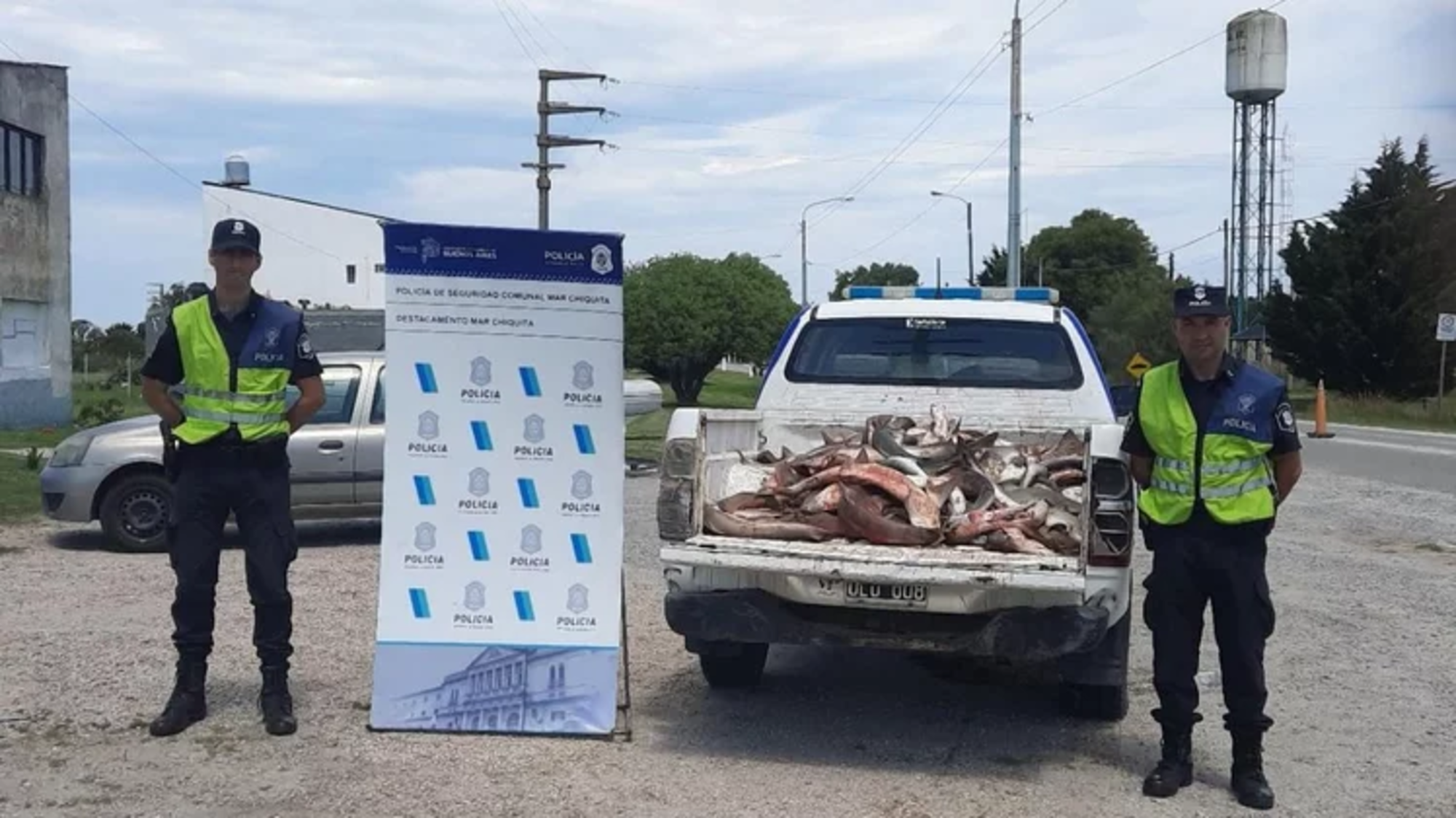 La policía con los kilos de tiburón secuestrados.