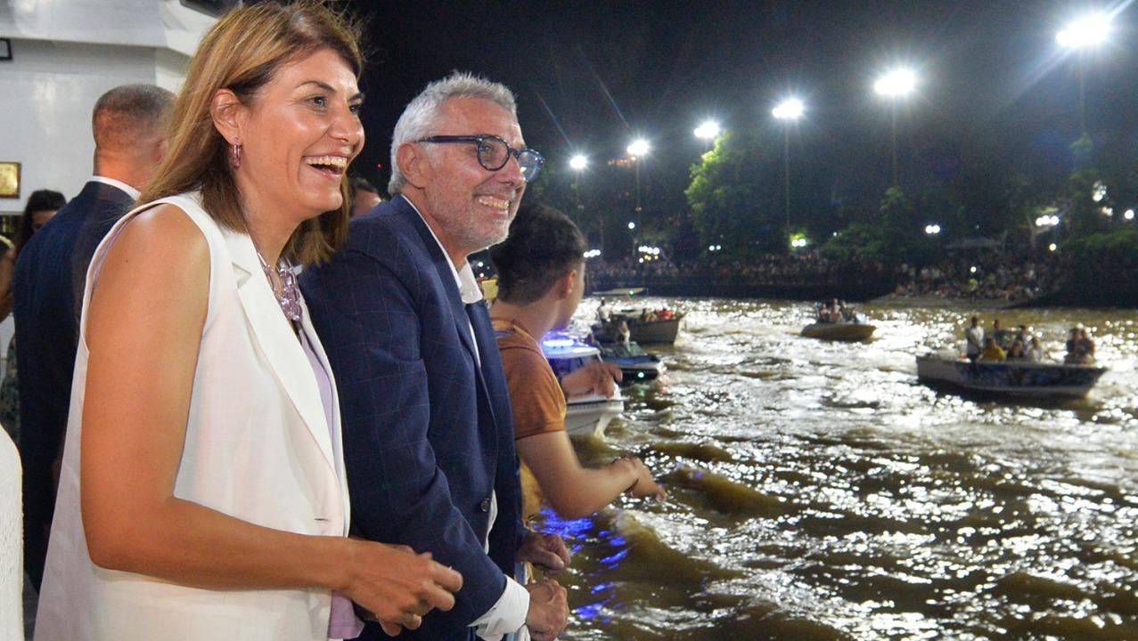 El intendente Julio Zamora, acompañado de la concejala Gisela Zamora.