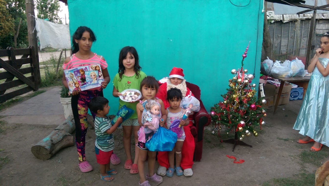 TODOS LOS CHICOS ESPERAN UN REGALO DE PAPÁ NOEL PARA LAS FIESTAS.