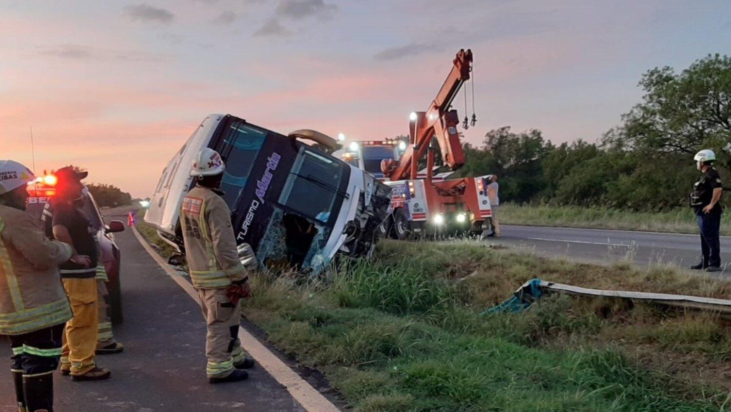 El colectivo quedó de costado en el cantero central de la ruta. 