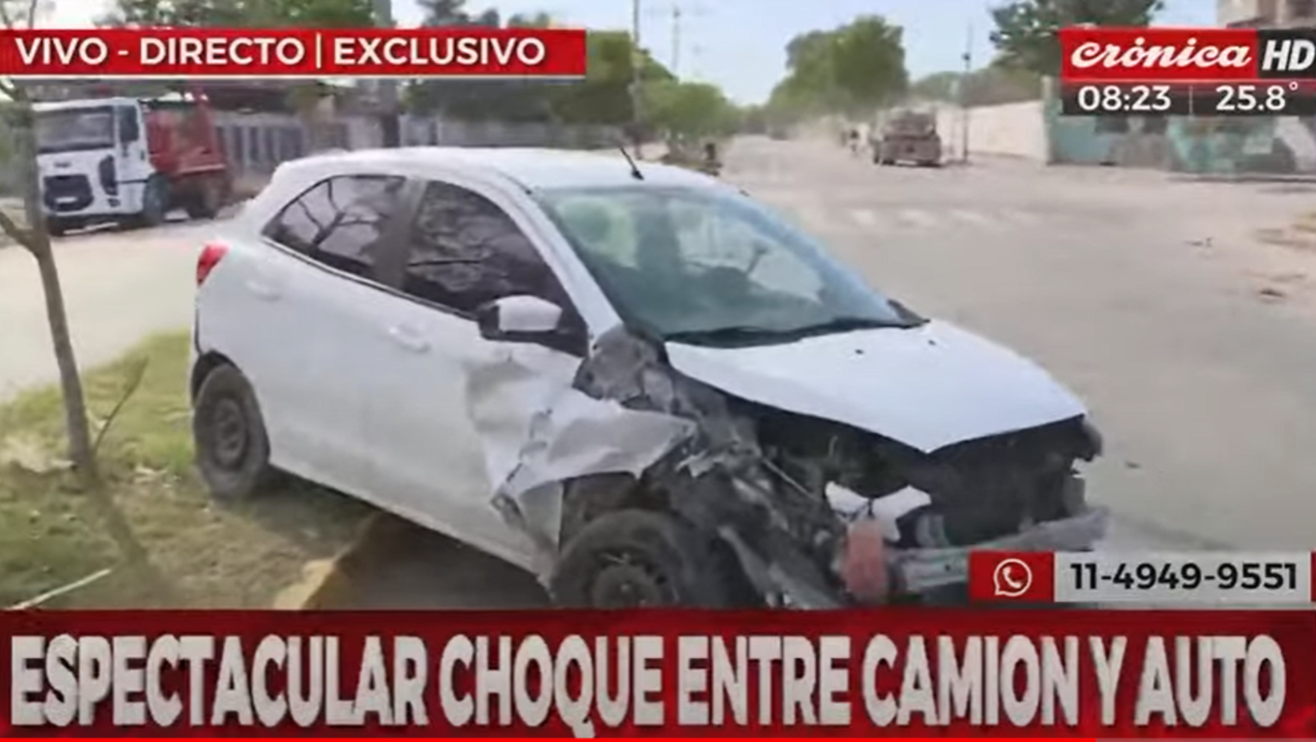 El auto quedó destrozado tras impactar contra un camión estacionado.