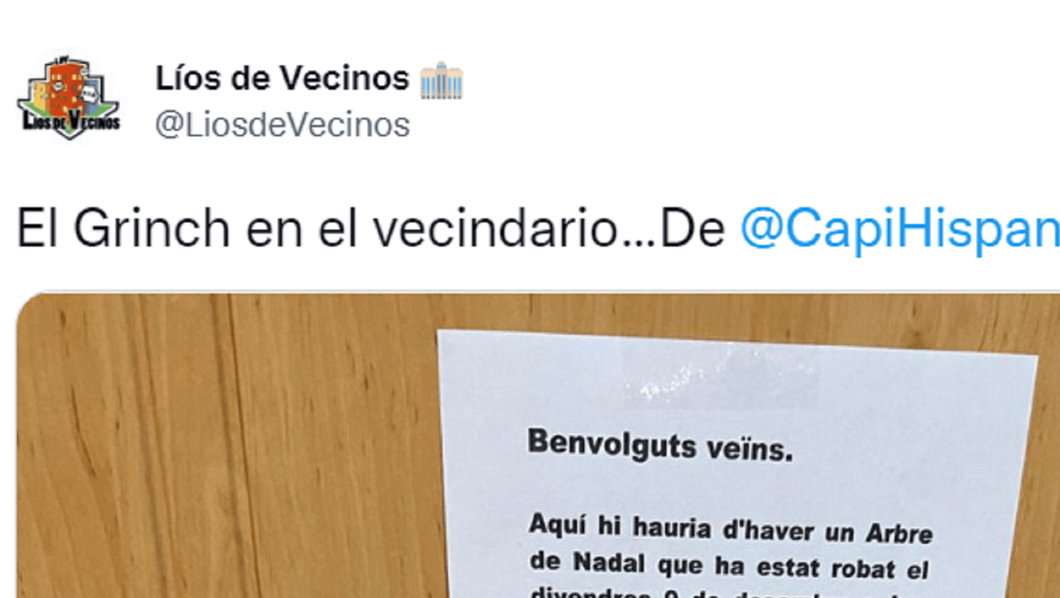 Denunciaron el robo de un árbol de Navidad en un edificio y se volvió viral.