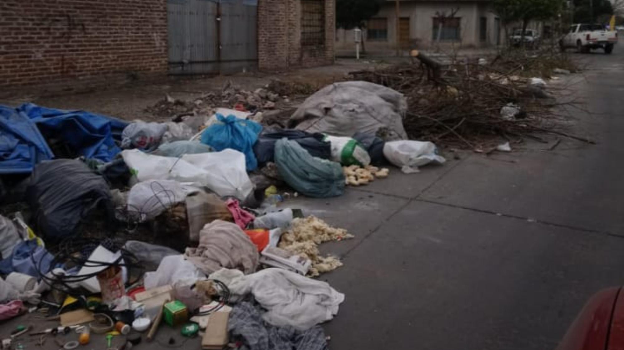 Tres de Febrero: vecinos están alarmados por la acumulación de basura.