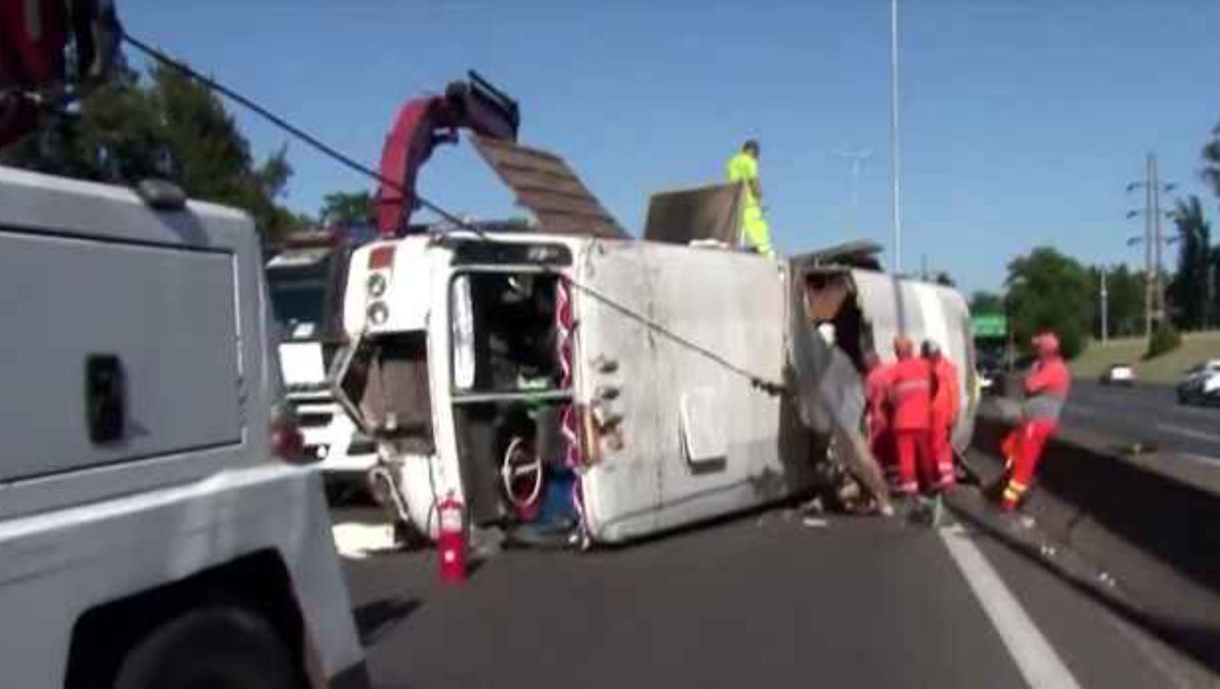 Bomberos tuvieron a asistir por un camión volcado en Panamericana (Gentileza Que Pasa Web)