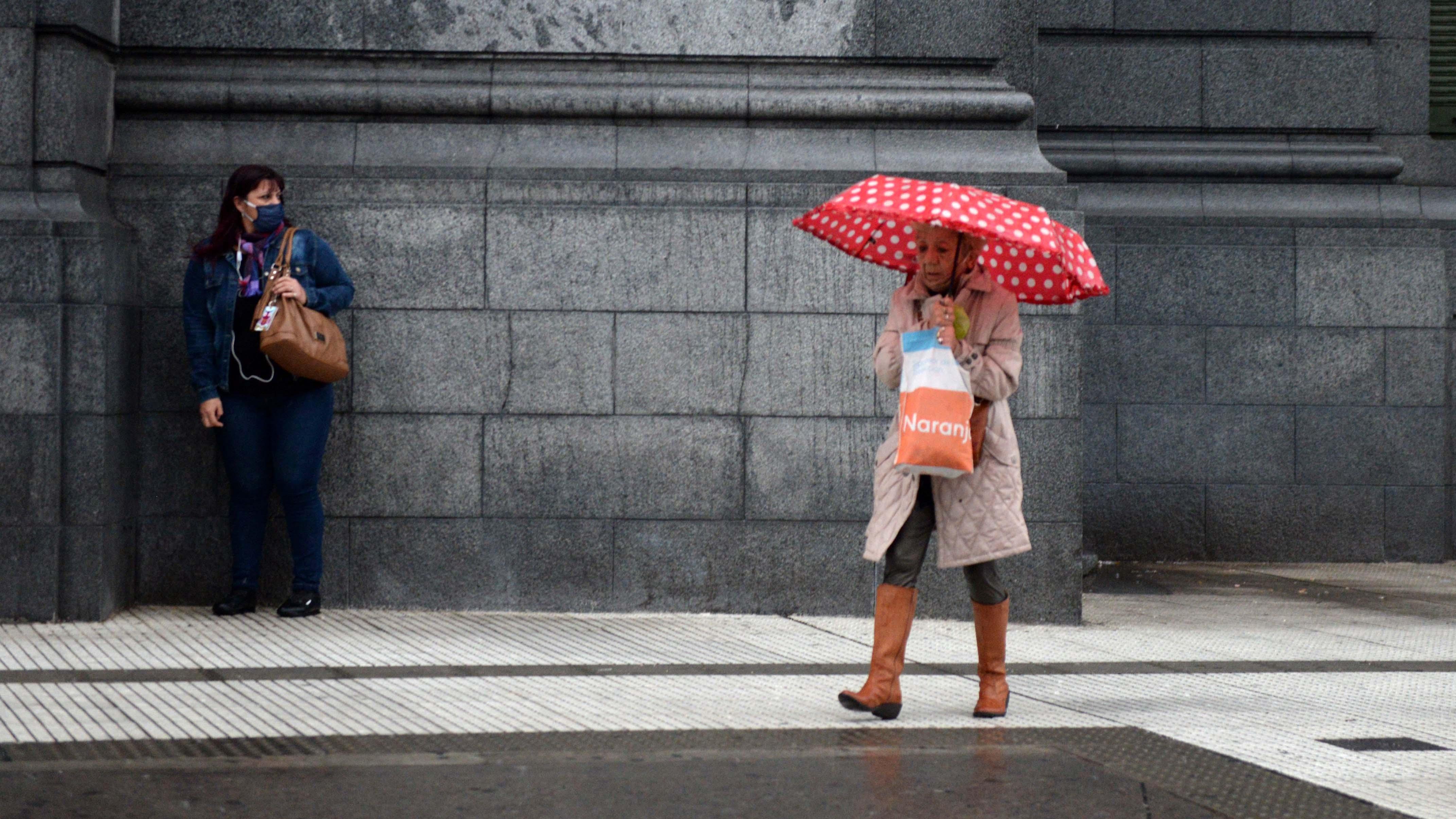 Alerta amarilla por fuertes precipitaciones en seis provincias (Nahuel Ventura / Crónica).