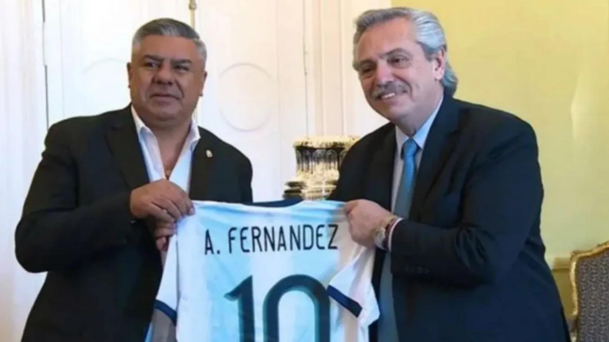 El Presidente, junto al titular de la AFA, Claudio Tapia, cuando éste le obsequió una camiseta del seleccionado con el apellido Fernández y el número 10 (Archivo)