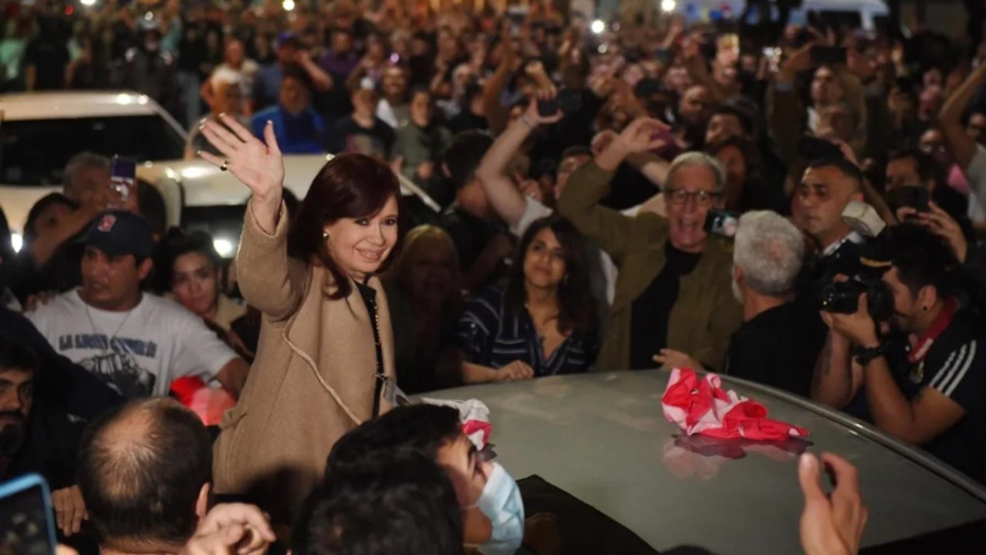 Militantes mantuvieron una vigilia frente al domicilIo de Recoleta de la vicepresidenta Cristina Kirchner tras el pedido de condena en la Causa Vialidad (Archivo/Télam).