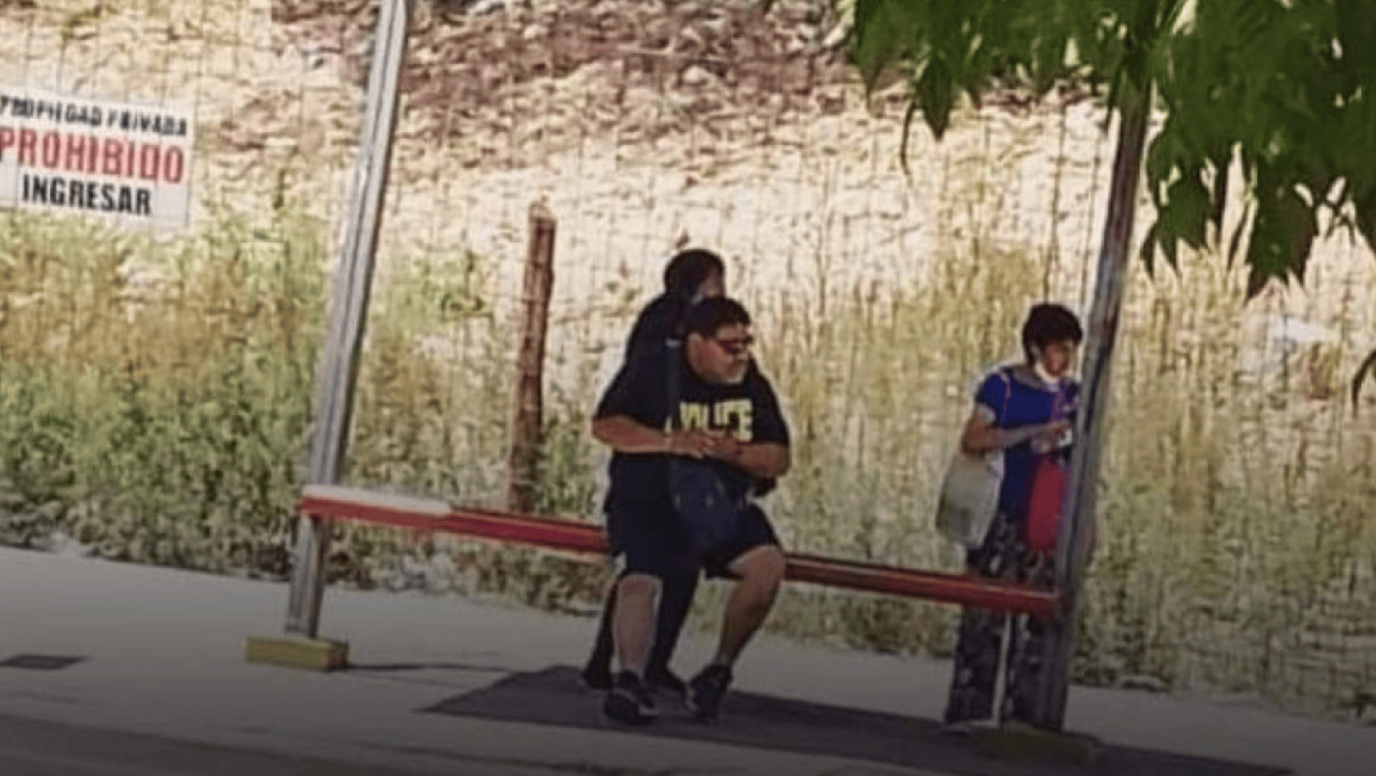 Descubrieron a un hombre parecido a Diego Maradona esperando un colectivo y la imagen se volvió viral (Instagram/@MarcosIgnacioAlarcón).