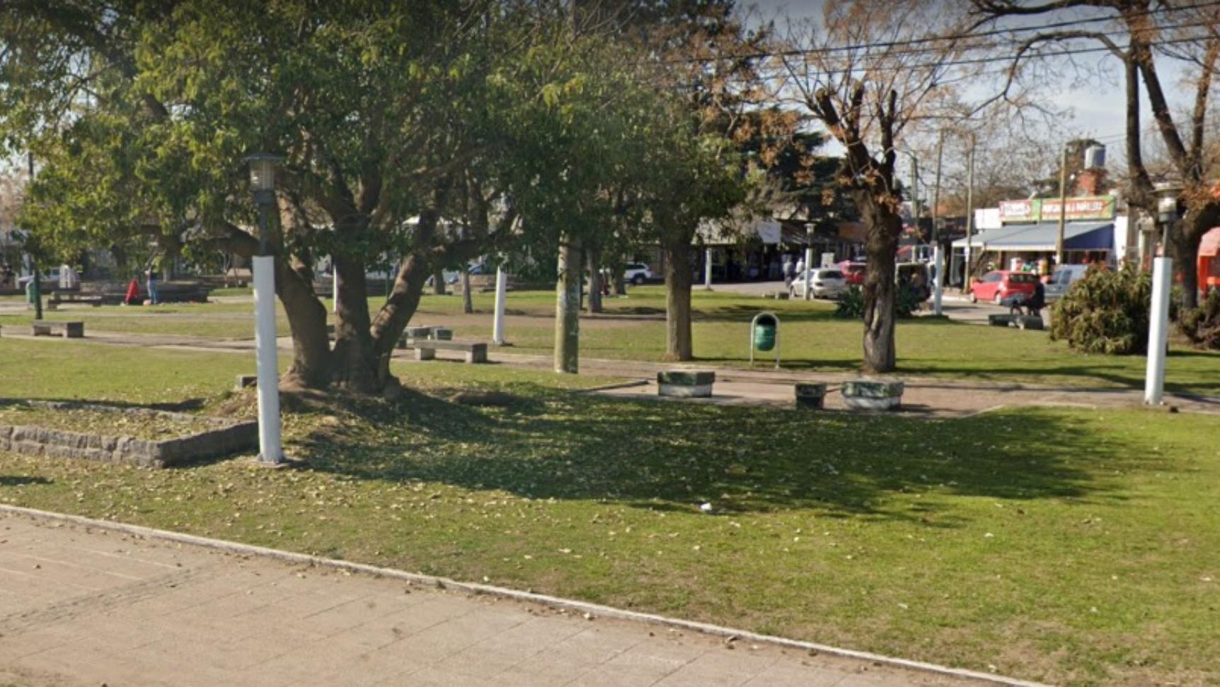 Acá, en esta plaza, comenzó la reyerta entre los individuos.