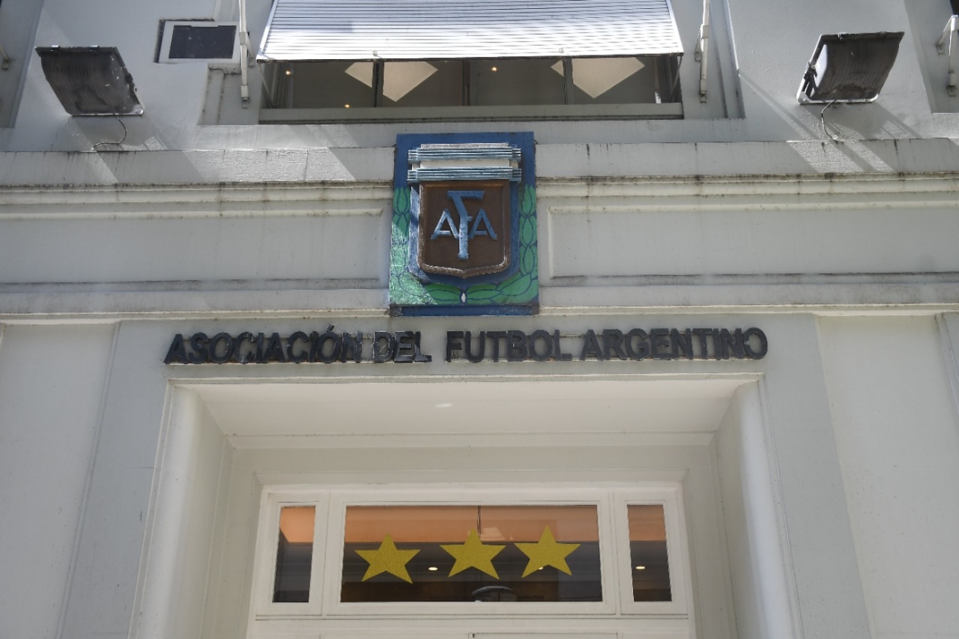 En medio de los festejos por el Campeonato Mundial, los hinchas colocar la tercera estrella en la entrada de la AFA. (FOTO: Rubén Paredes)