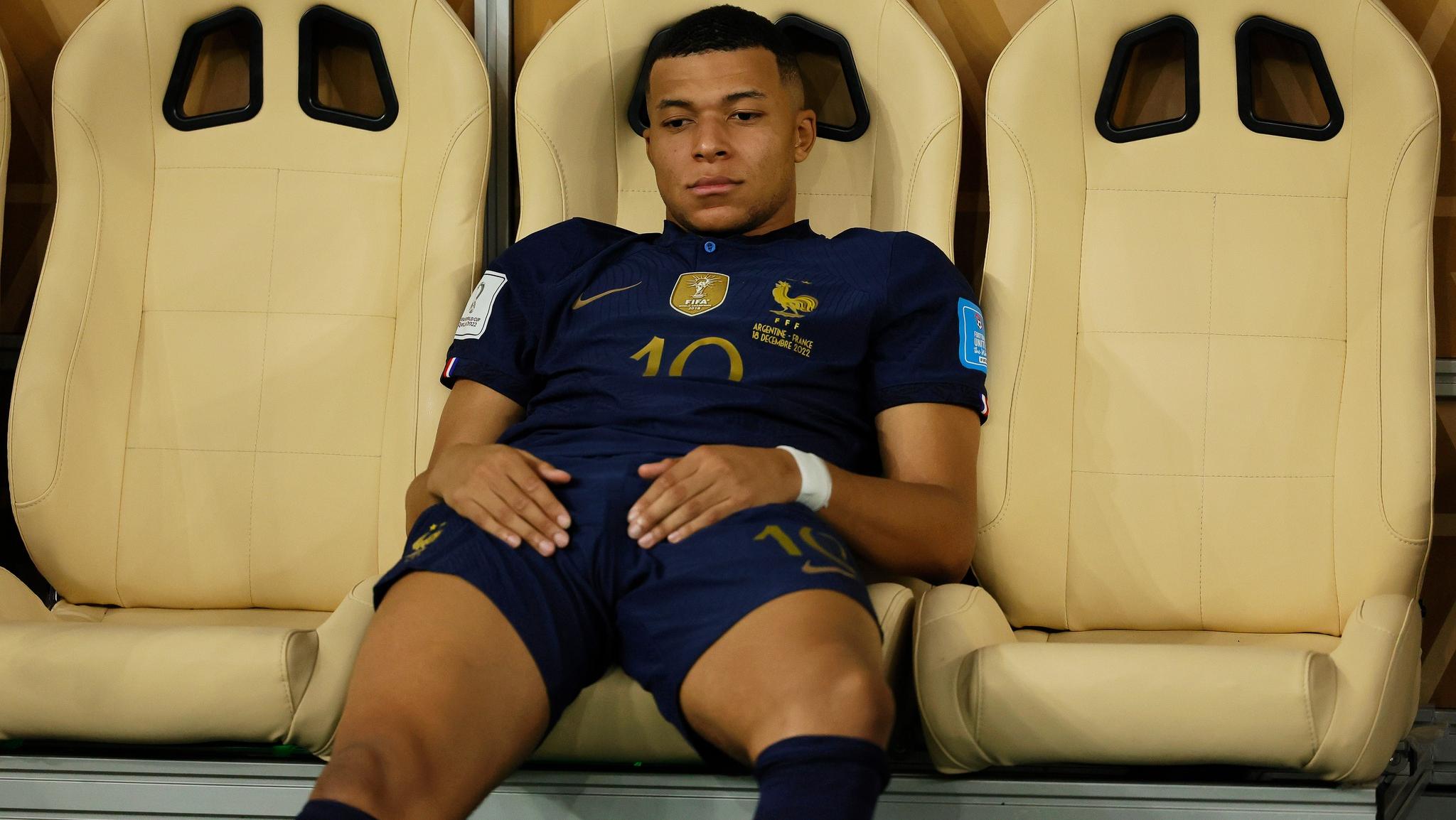 Kylian Mbappé triste en el banco de suplentes tras perder contra Argentina la final del Mundial Qatar 2022.