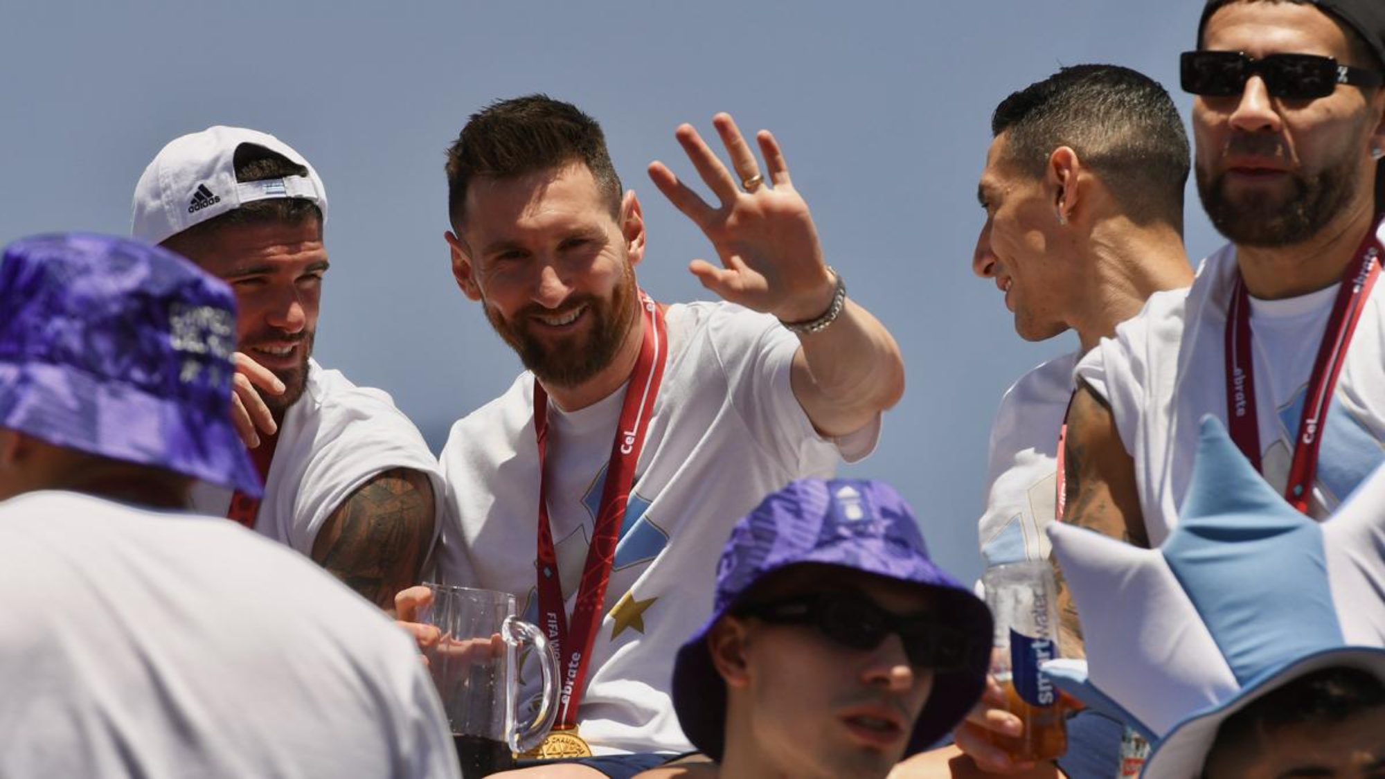 La Selección Argentina campeona del mundo terminó la caravana en helicóptero.