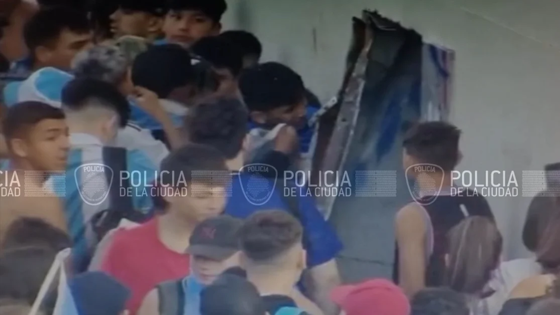 Los hinchas lograron ingresar una vez más al Obelisco.