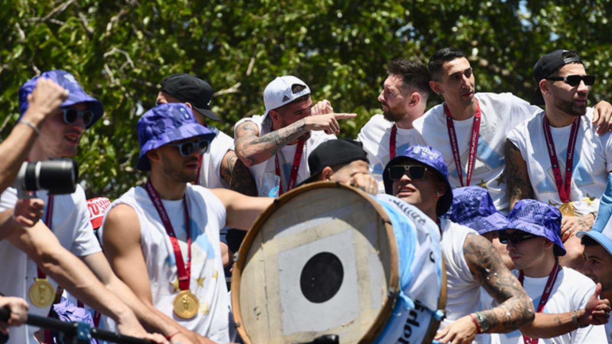 La Selección arrancó a las 11:40 la caravana para festejar el título obtenido en el Mundial Qatar 2022.