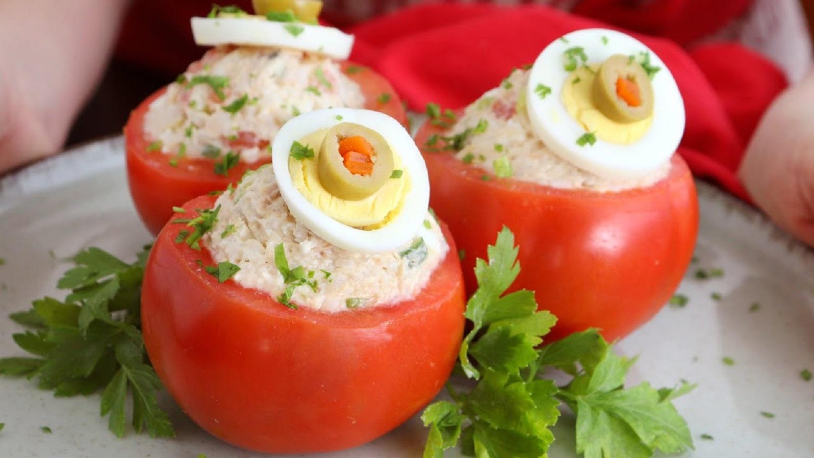 Los tomates rellenos pueden decorarse con huevo duro, aceitunas verdes y ciboulette picado.