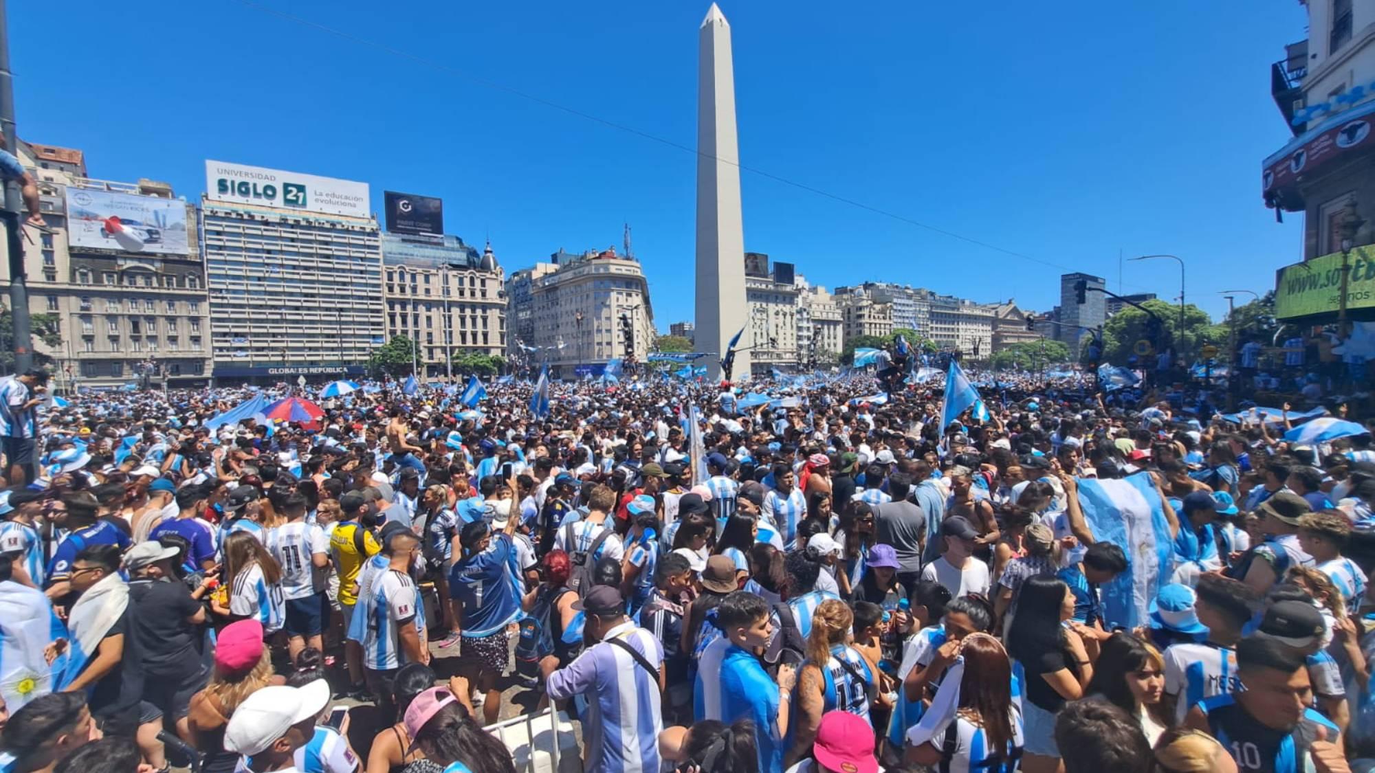 Miles de personas se concentran en el Obelisco porteño para celebrar. (Crónica/Fernando Pérez Re)