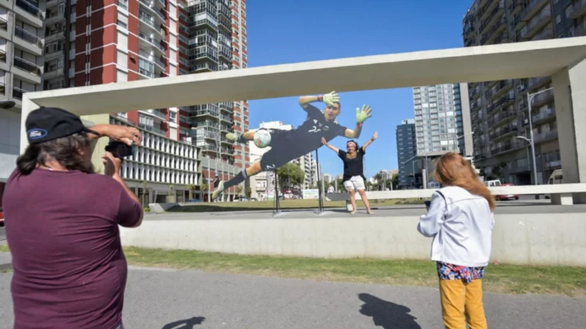 Una gigantofrafía del Dibu Martínez en Mar del Plata (Gentileza 0223).