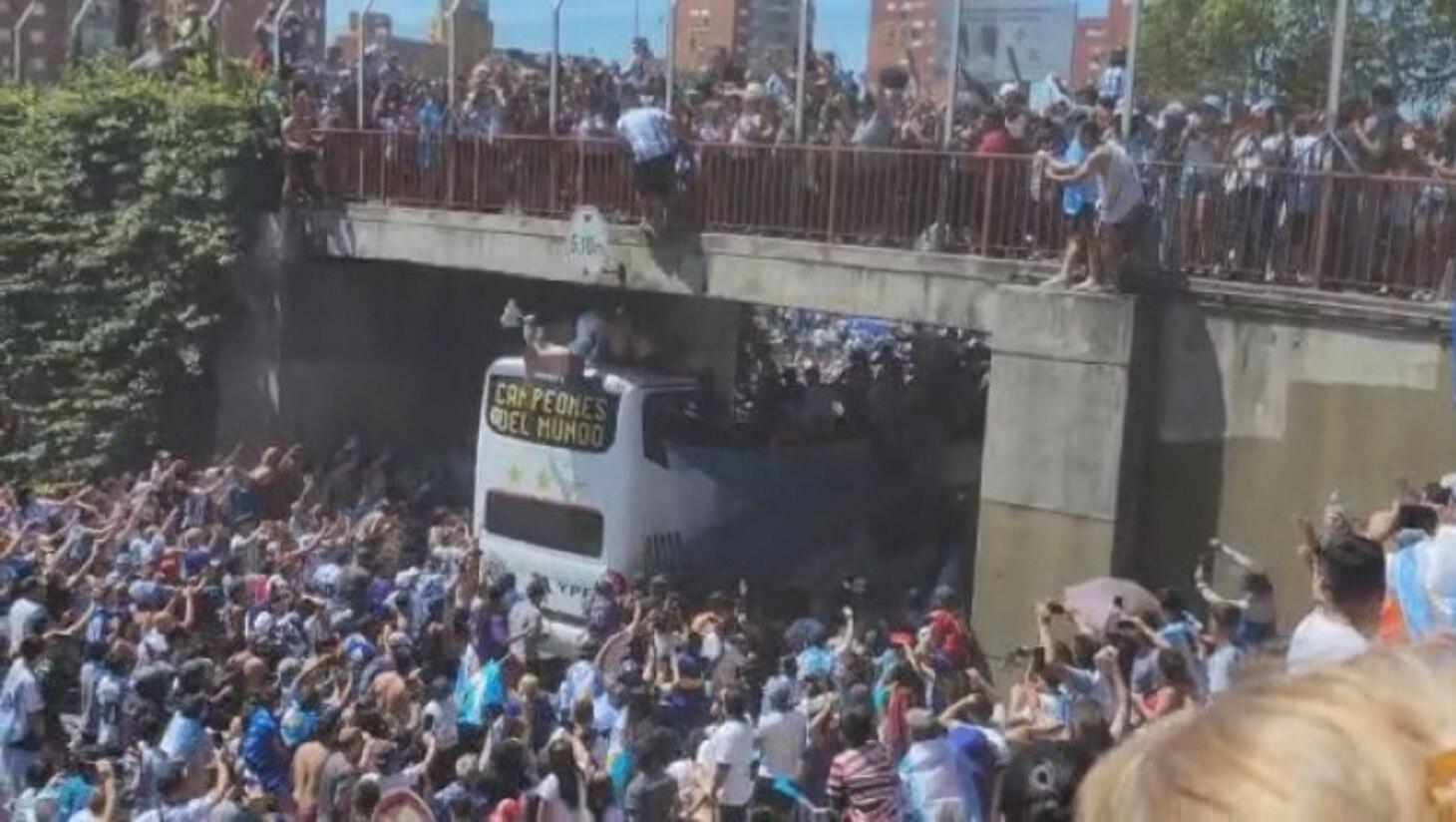 Desde un puente, dos hinchas se tiraron al micro que transportaba a los jugadores de la Selección.